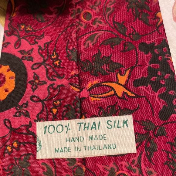 Vintage Red patterned 100% Silk Made in Thailand Wide tie 4” x 54” - Picture 7 of 7